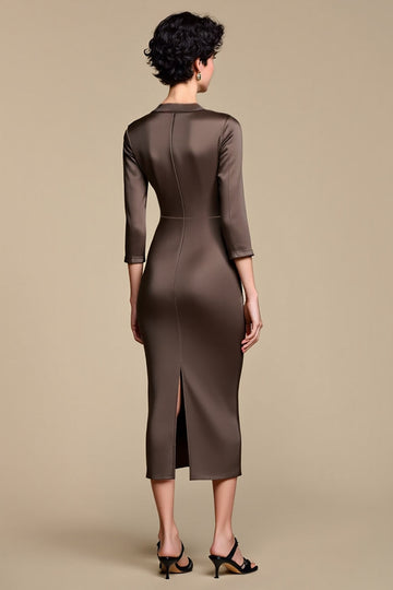 Brązowa sukienka robocza midi z klapami z wyciętymi klapami